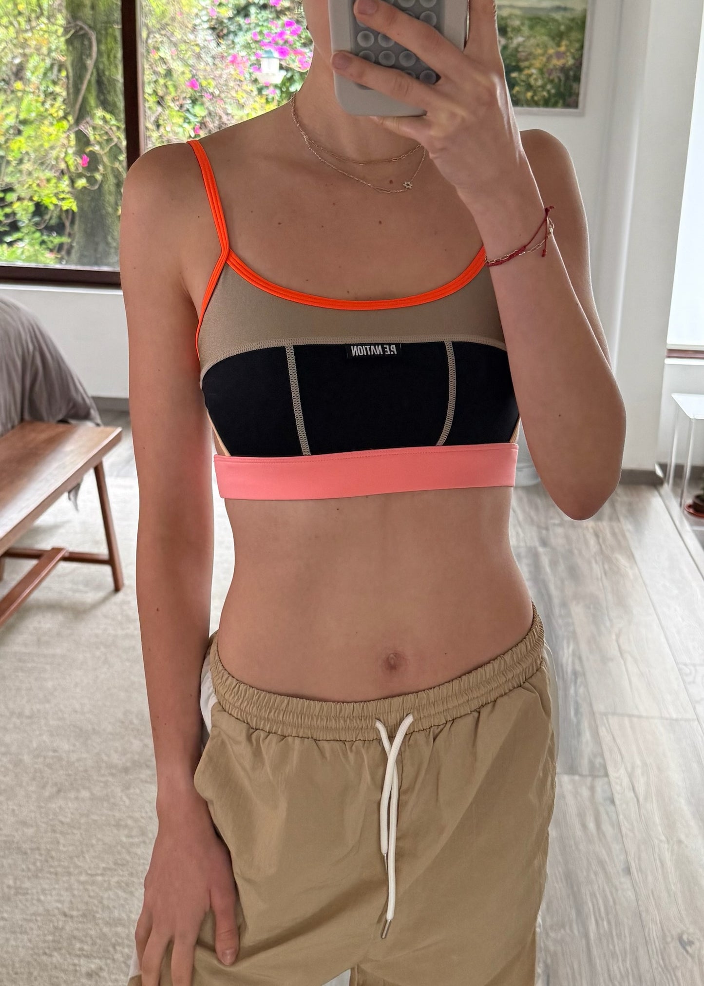 SPORTS BRA CON CUT OUTS