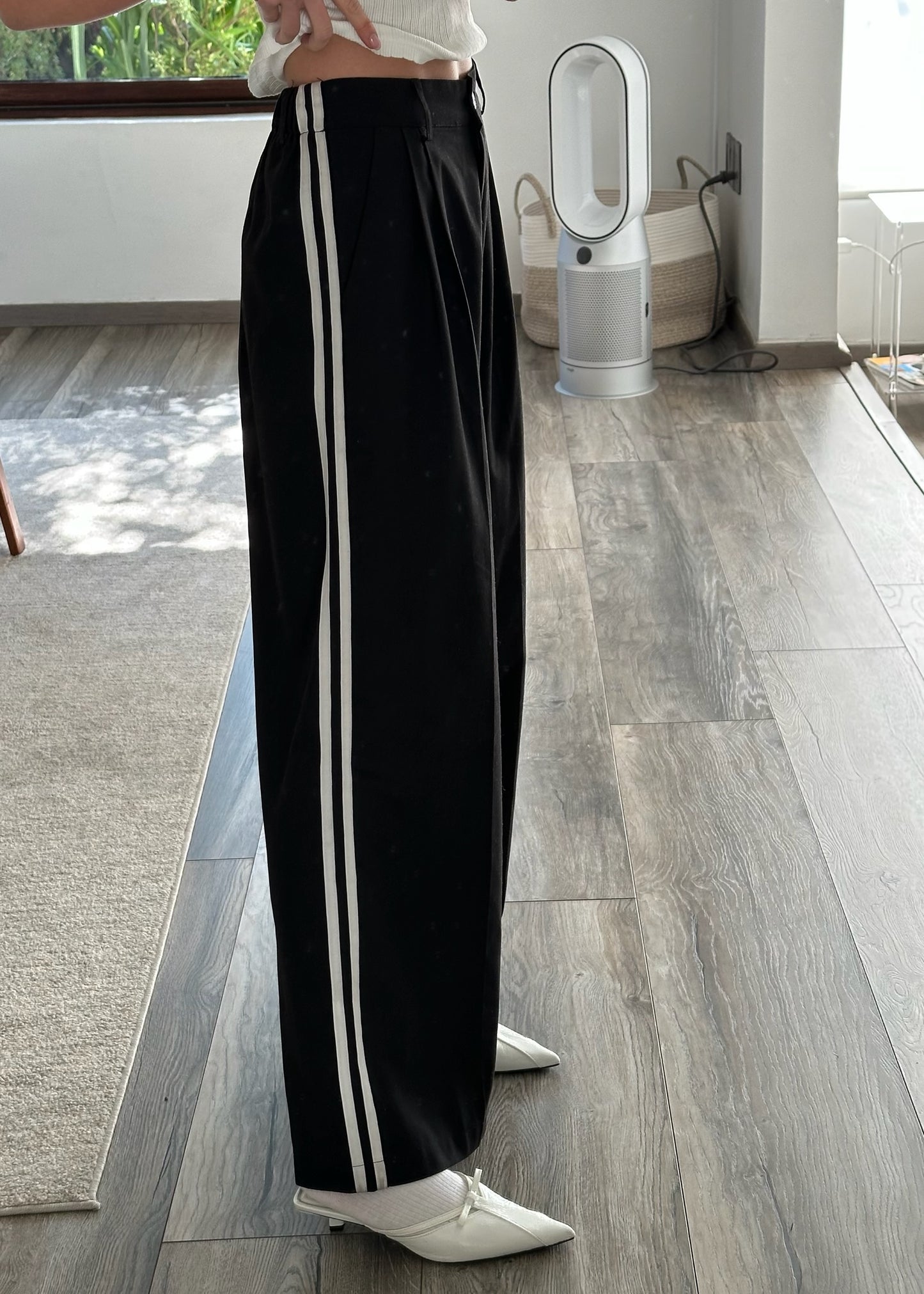 PANTALÓN NEGRO CON RAYA BLANCA