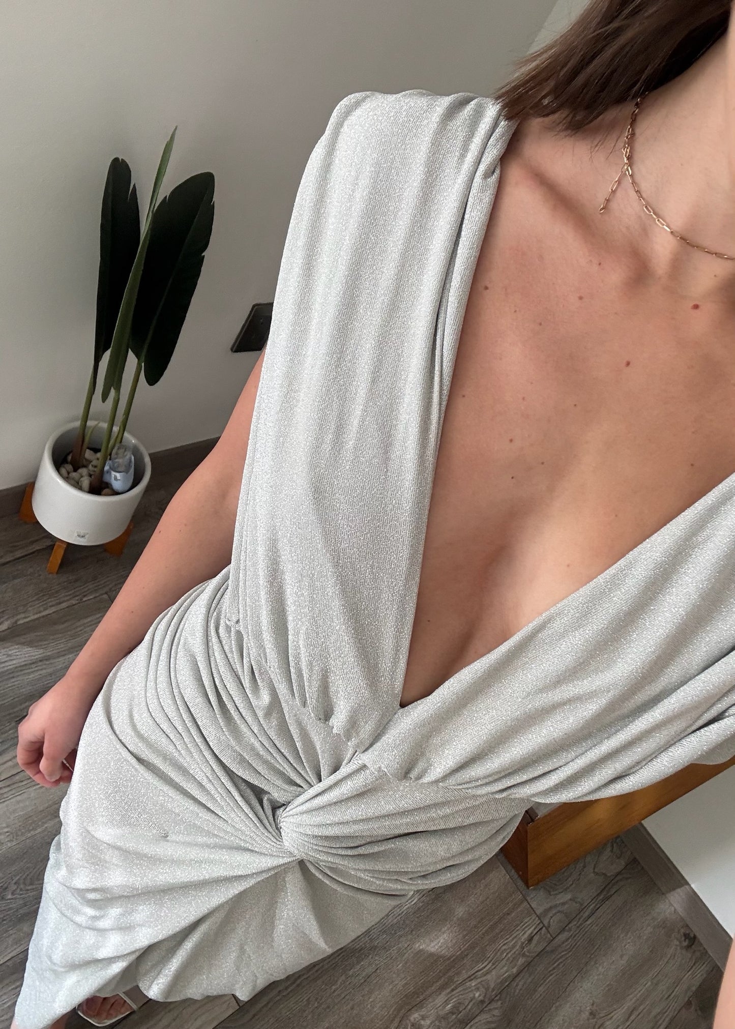 VESTIDO MIDI PLATEADO CON ESCOTE