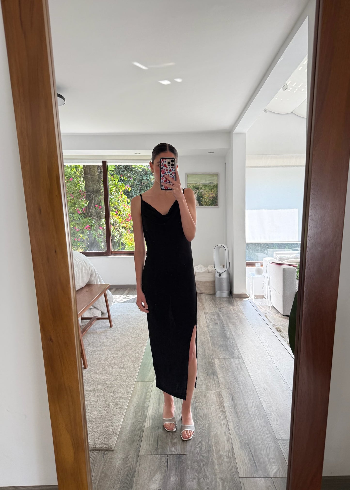 VESTIDO MIDI NEGRO ESCOTE V