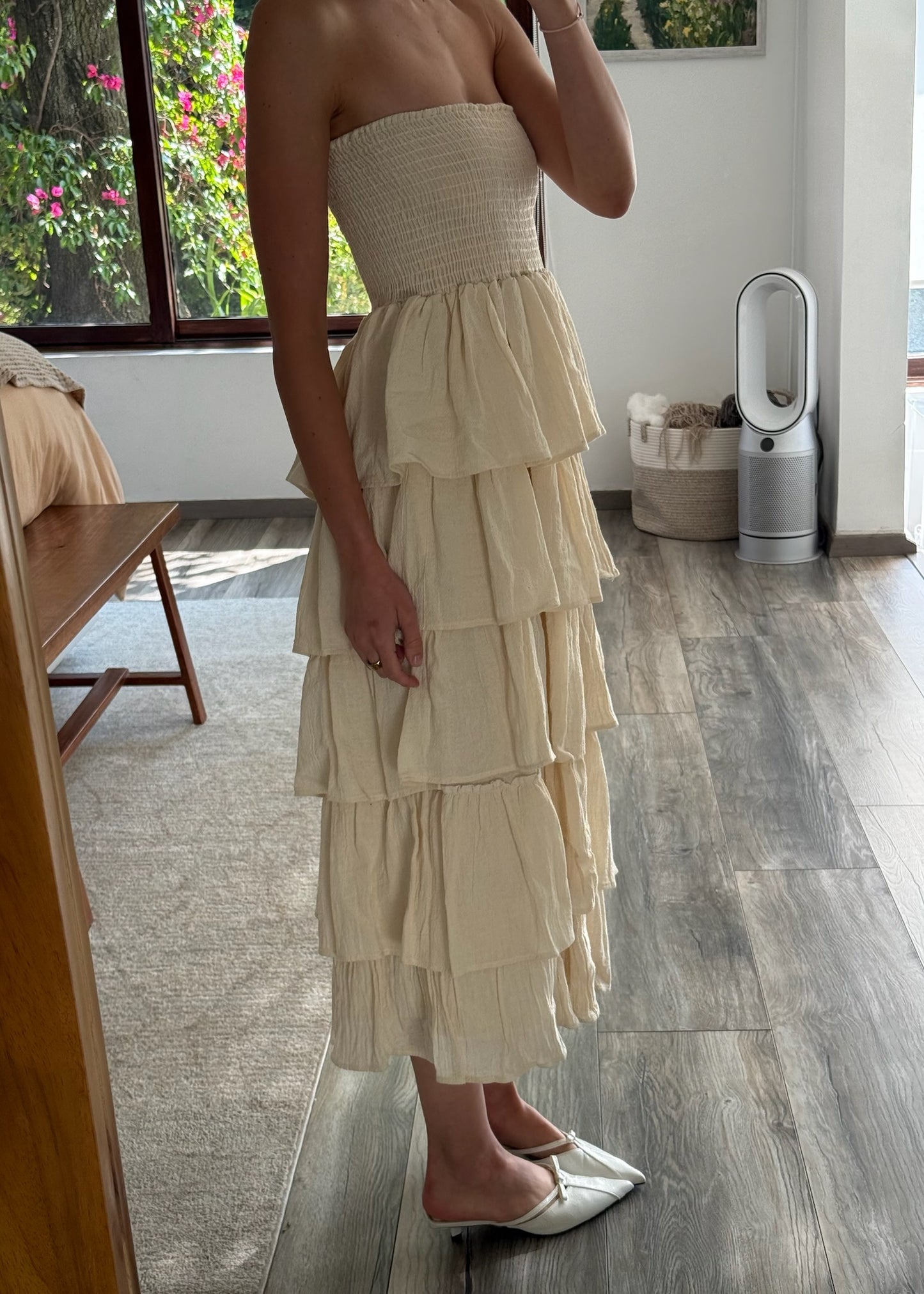 VESTIDO MIDI STRAPLESS CON OLANES