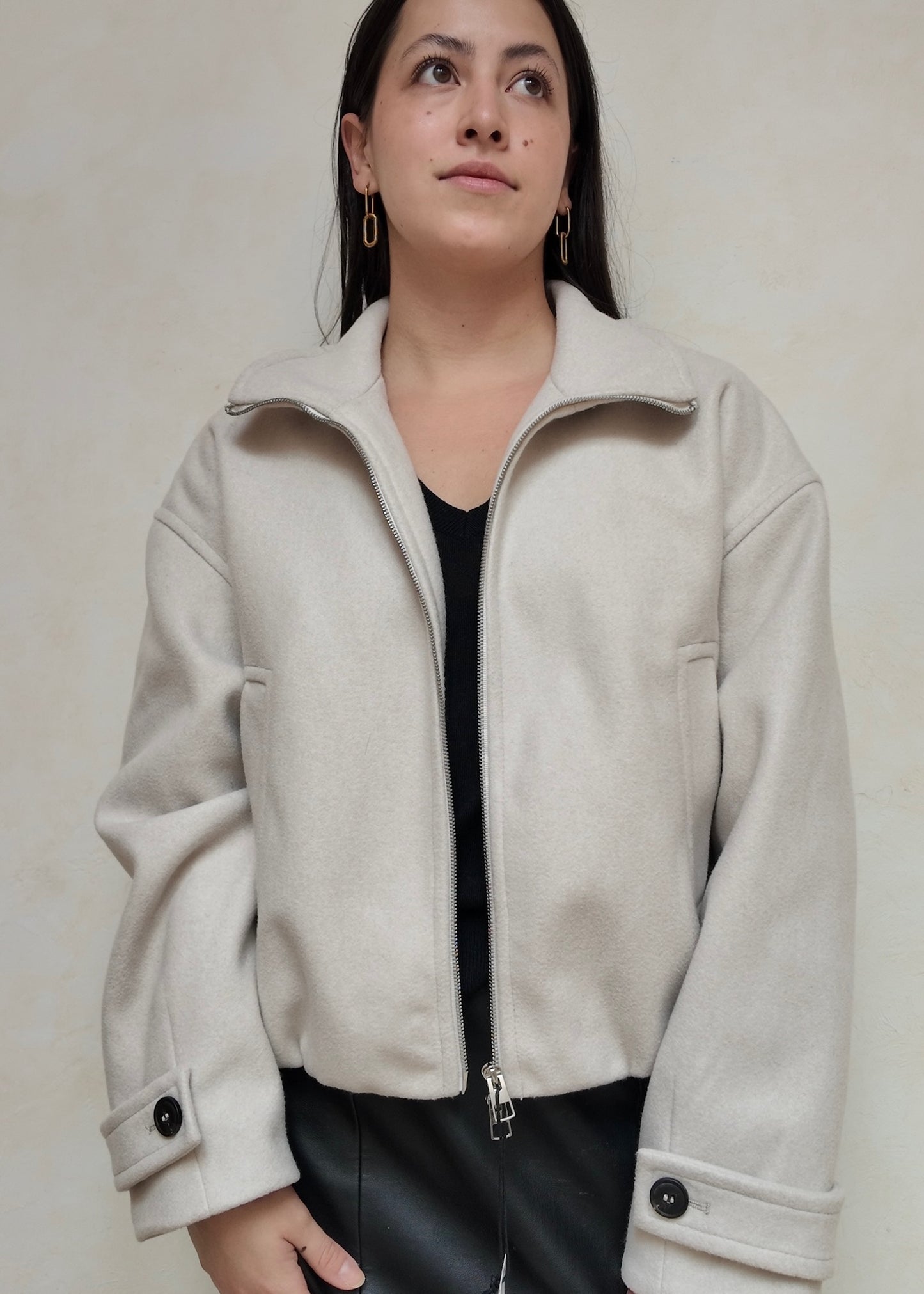 CHAMARRA BOMBER CROPPED BEIGE CLARO