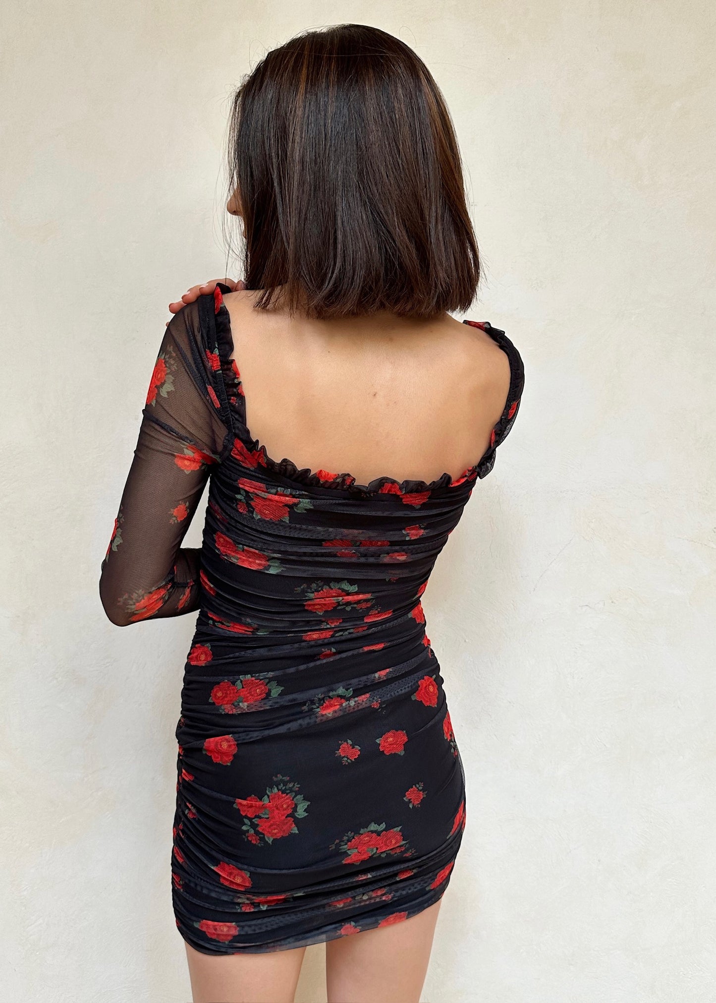 VESTIDO NEGRO MINI CON FLORES ROJAS