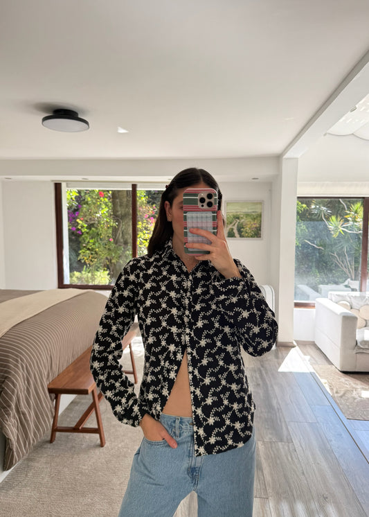 CAMISA CON BORDADOS B&W