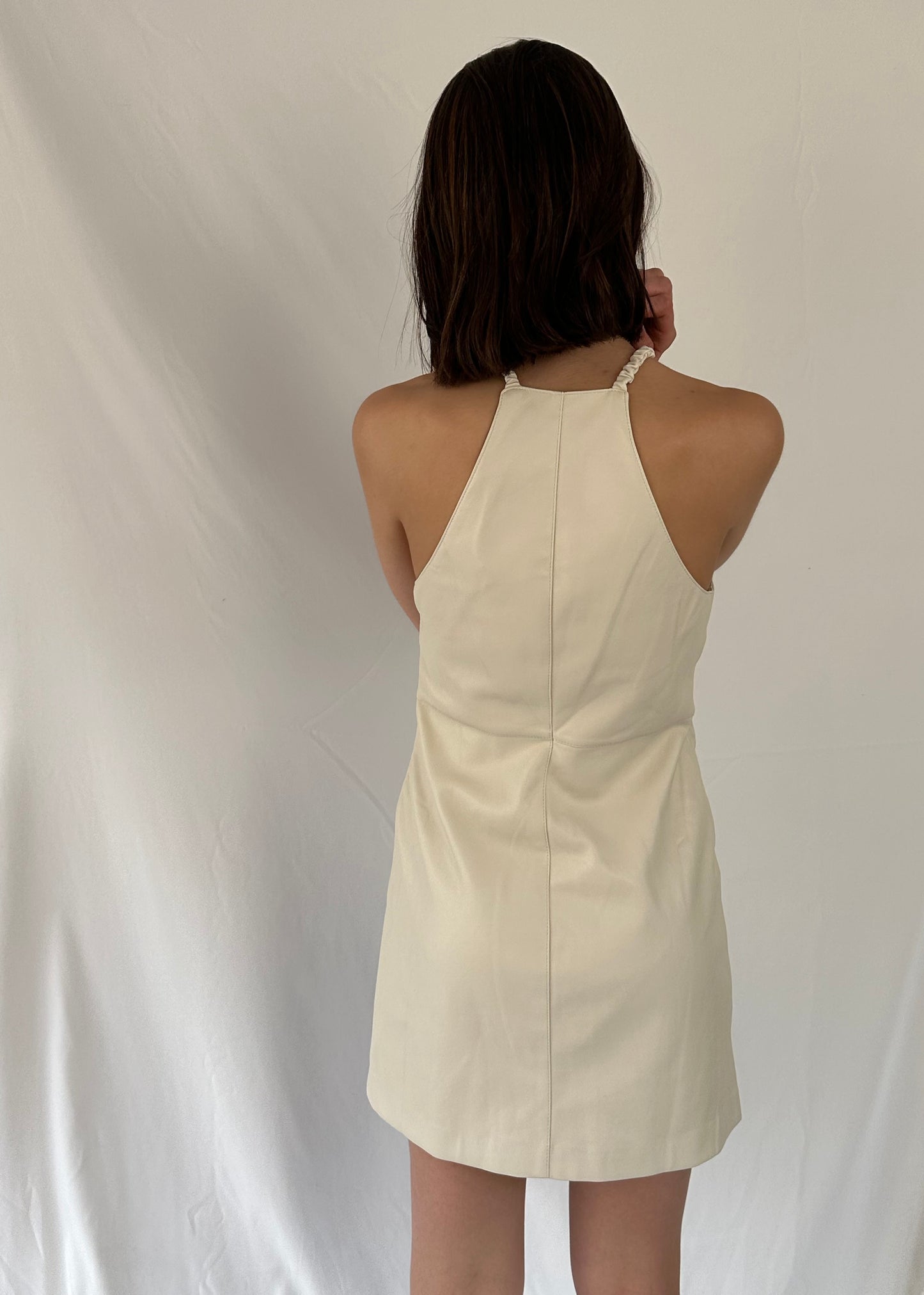 VESTIDO MINI DE VINIPIEL CREMA