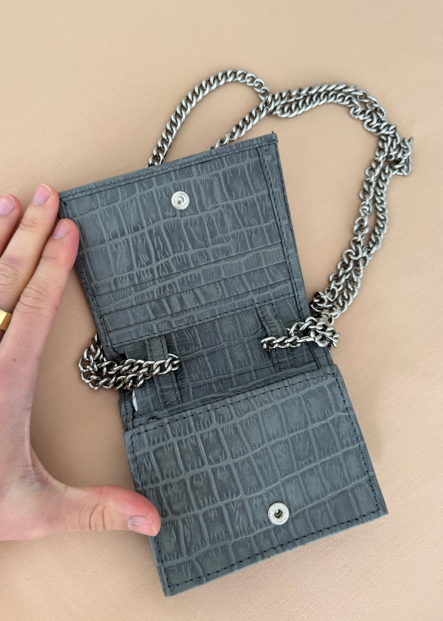 CARTERA CON CORREA GRIS