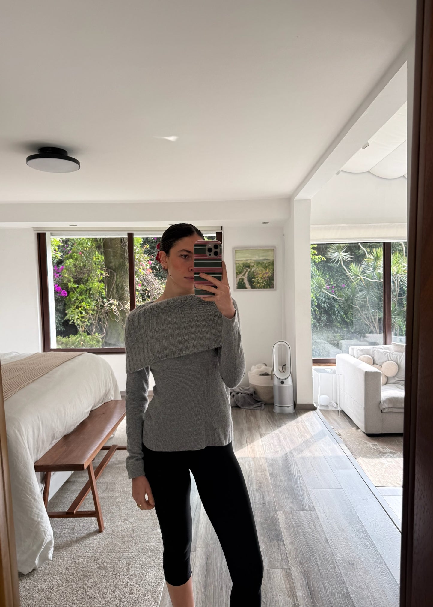 SUÉTER GRIS CON CUELLO PLEGABLE