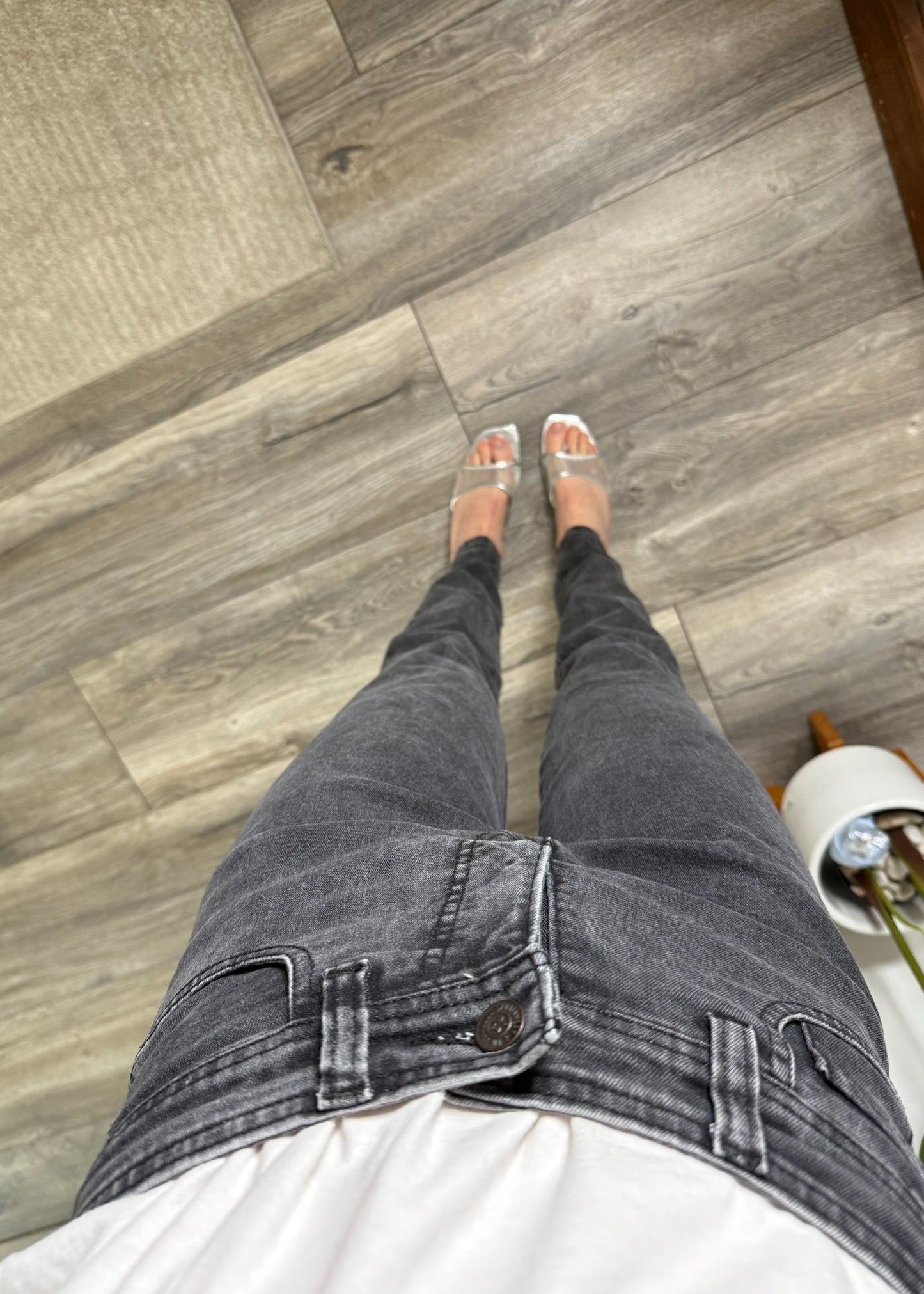 JEANS HIGH RISE NEGROS DESLAVDOS