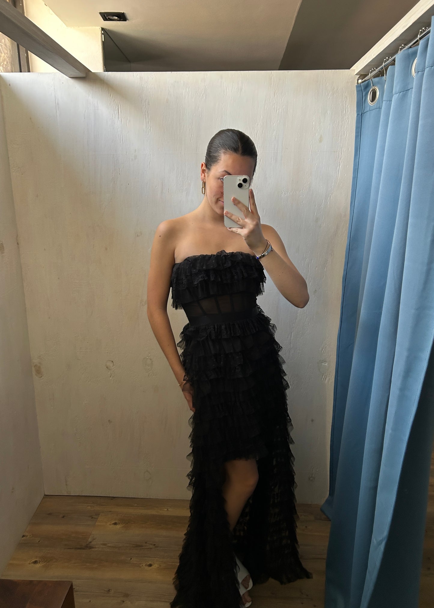 VESTIDO NEGRO CON OLANES