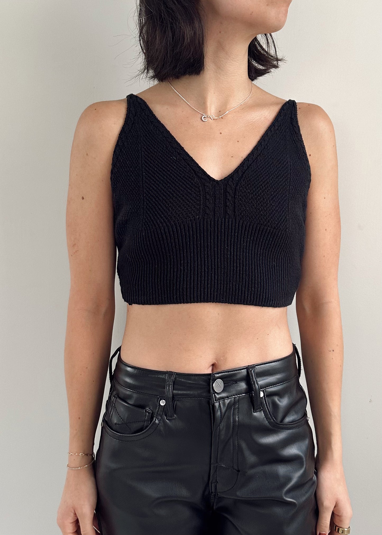 CAMI TEJIDA NEGRA CROP