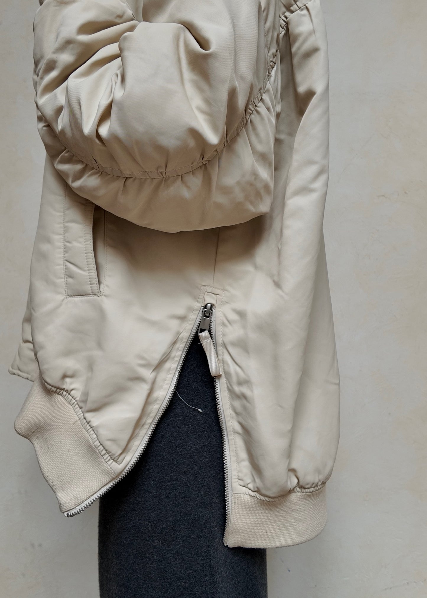 BOMBER JACKET BEIGE CON CIERRES EN COSTADOS
