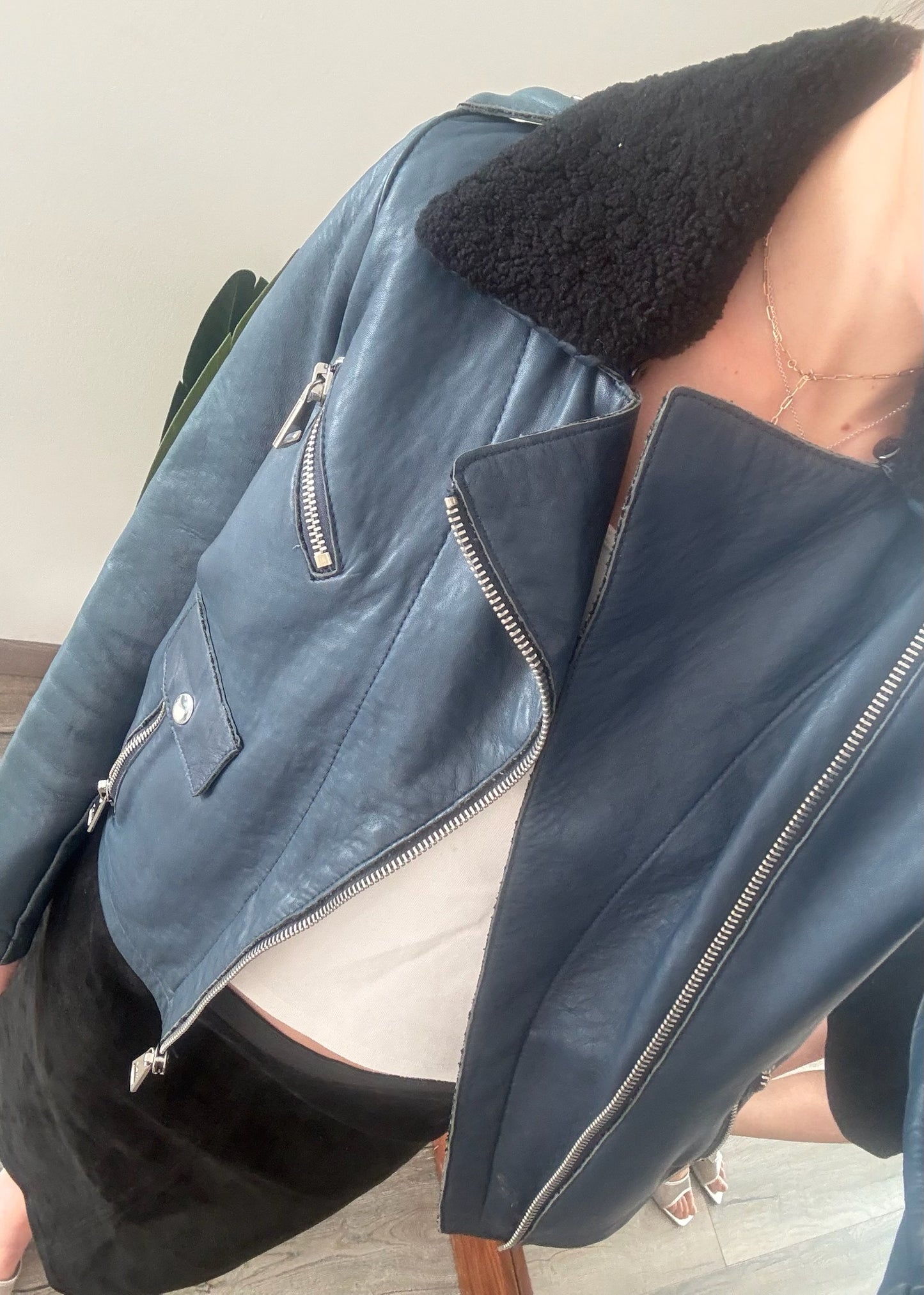 CHAMARRA DE PIEL CON FUR AZUL