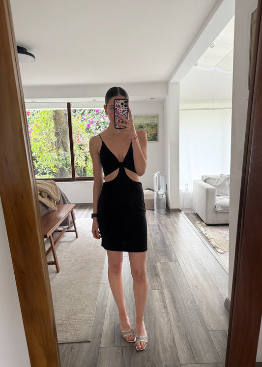VESTIDO MINI NEGRO CON CUT OUT