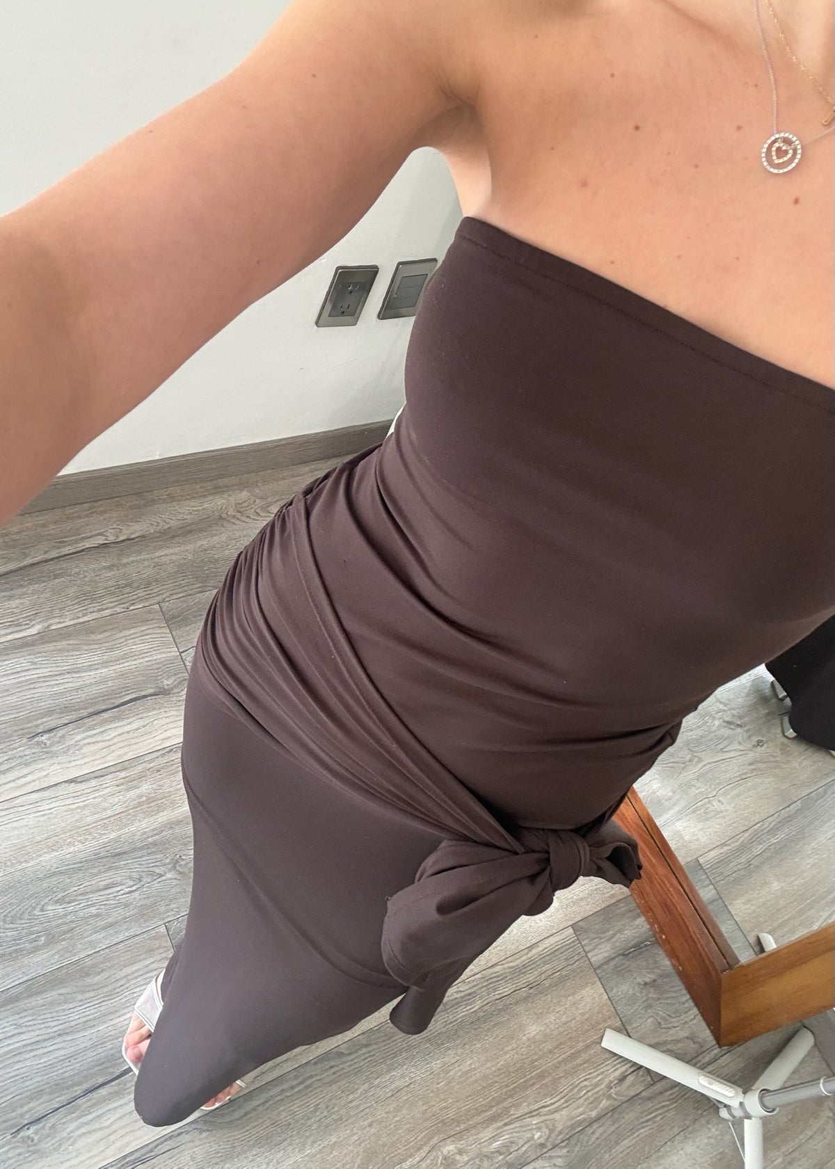 VESTIDO STRAPLESS CON DETALLE WRAP UP