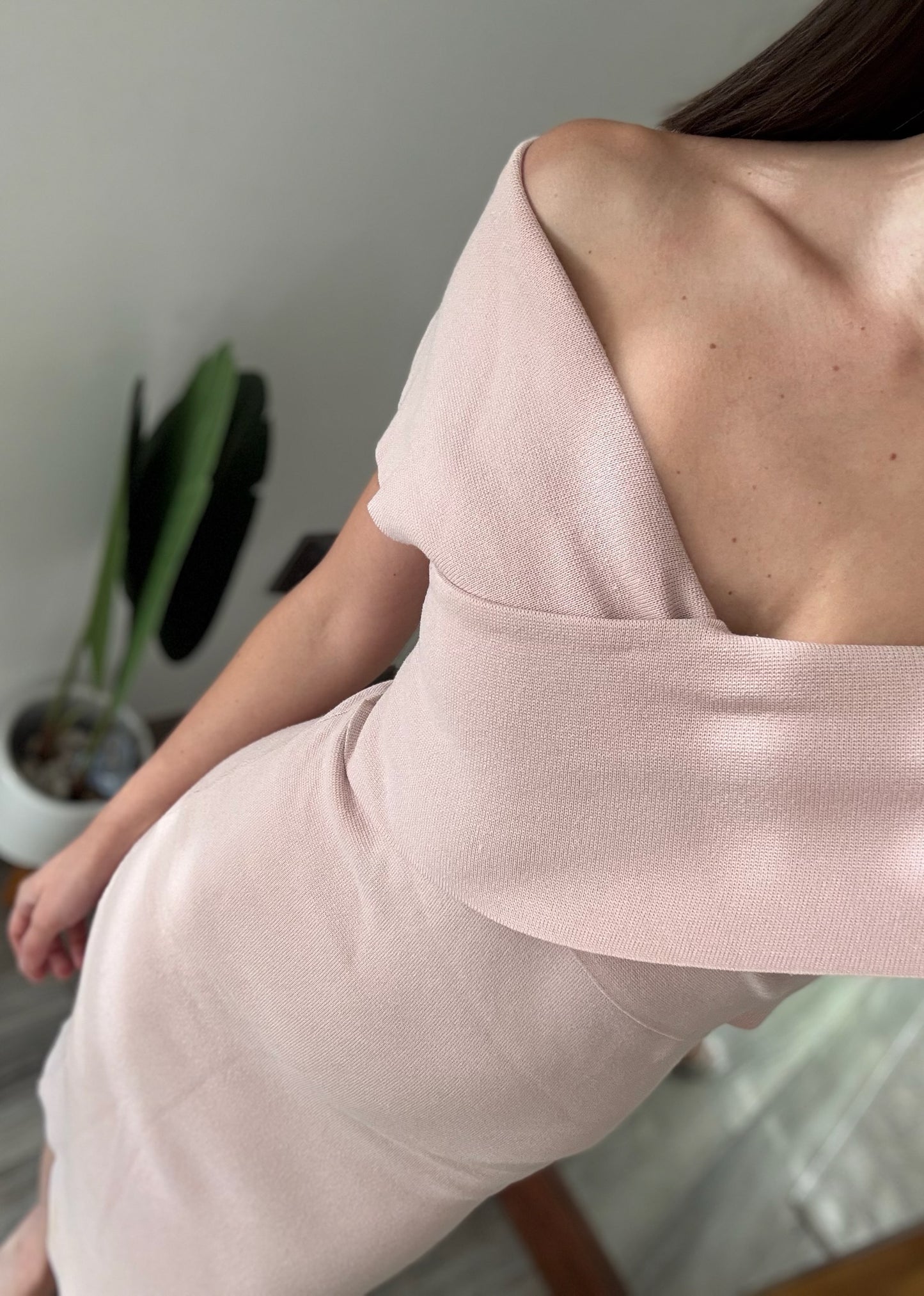 VESTIDO OFF THE SHOULDER MIDI ROSA