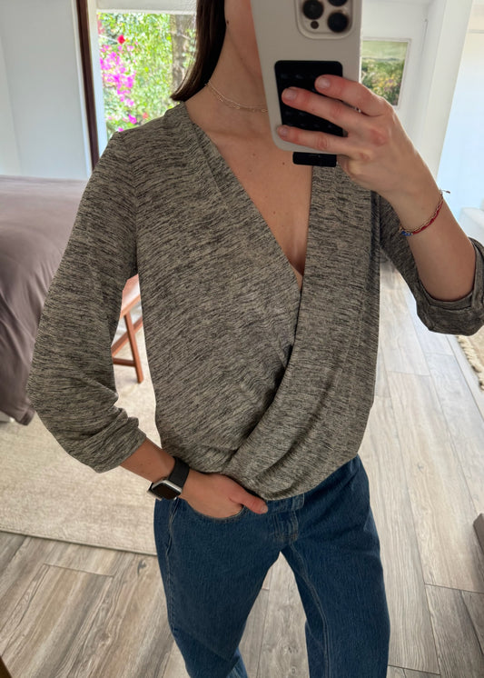BLUSA GRIS CON ESCOTE