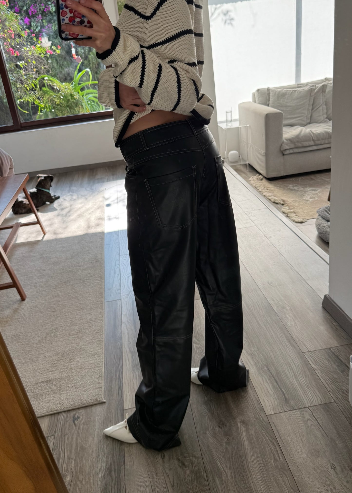 PANTALÓN DE FAUX LEATHER CON COSTURAS VISIBLES