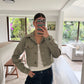 CHAMARRA GRIS CON COSTURAS BLANCAS