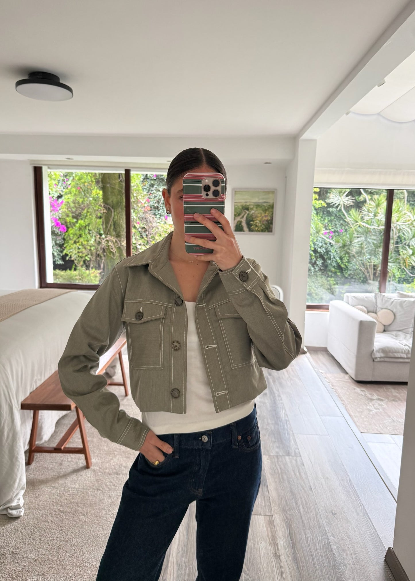 CHAMARRA GRIS CON COSTURAS BLANCAS