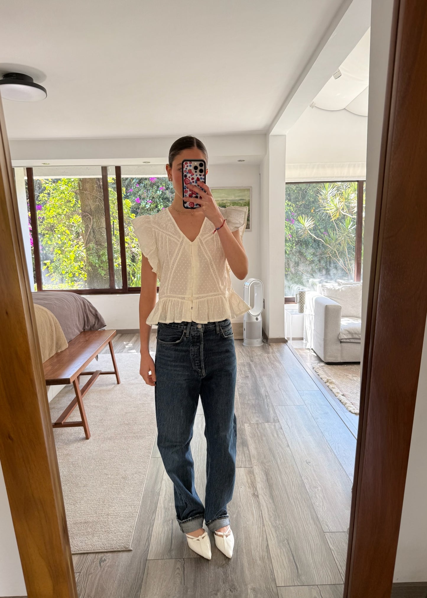 CAMISA CON OLANES EN MANGA CORTA