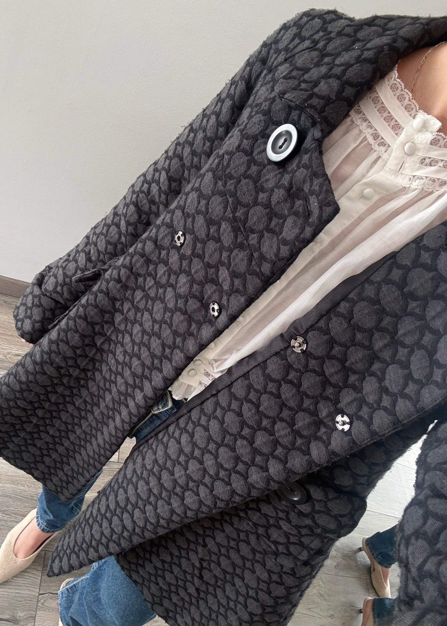 ABRIGO NEGRO CON PRINT