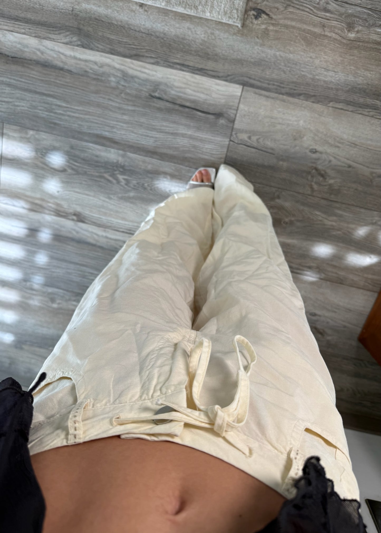 PANTALÓN DE TIPO LINO CON AGUJETAS