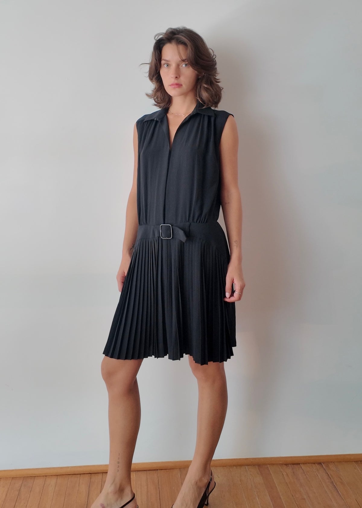 VESTIDO NEGRO PLISADO CON HEBILLA