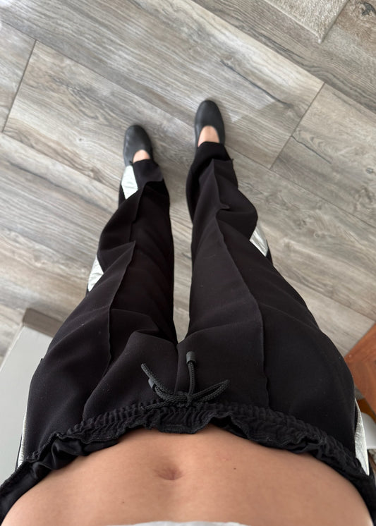 PANTALON NEGRO CON LINEA PLATEADA