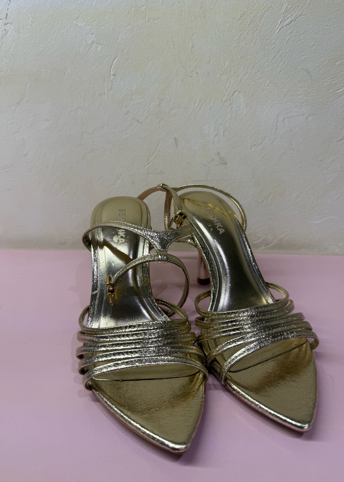 TACÓN DORADO CON STRAPS