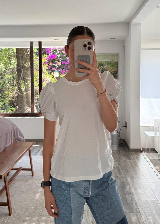TEE BLANCA CON MANGAS DE CAMPANA