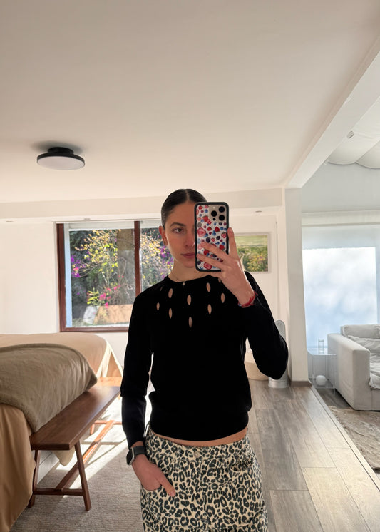 SUÉTER NEGRO CON HOYOS