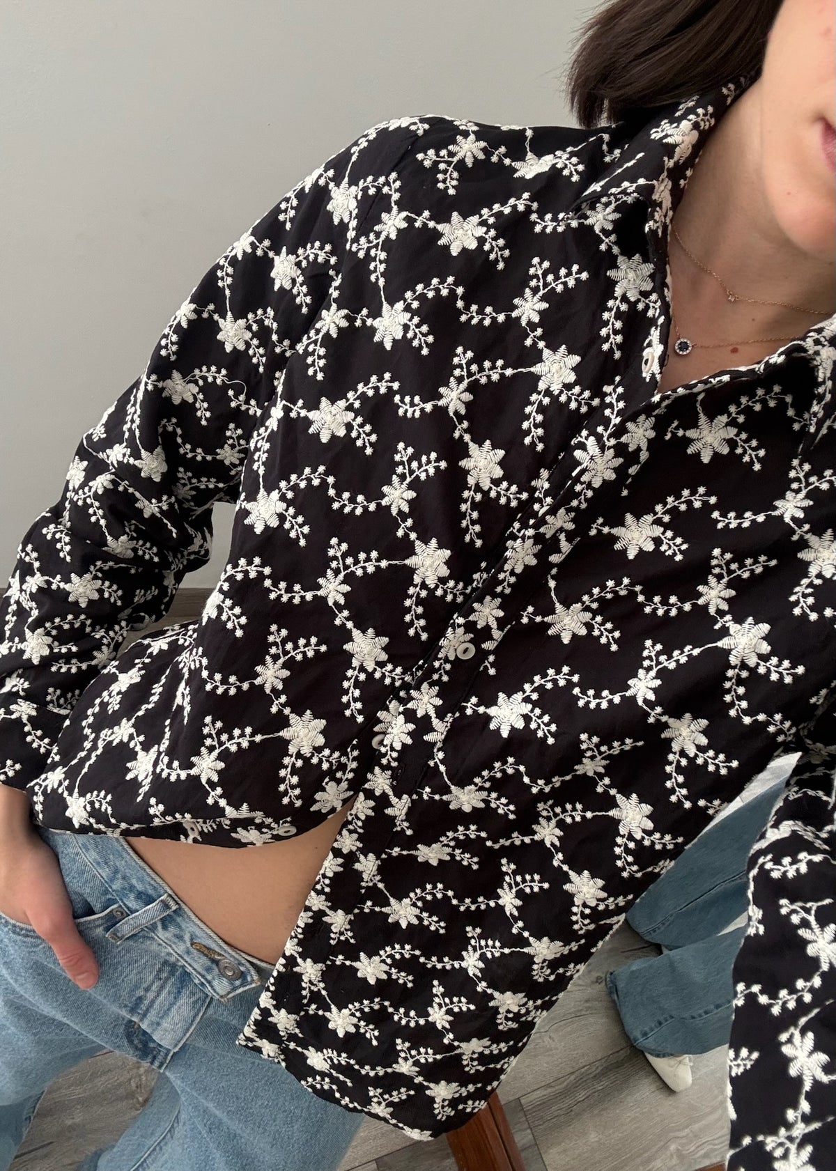 CAMISA CON BORDADOS B&W