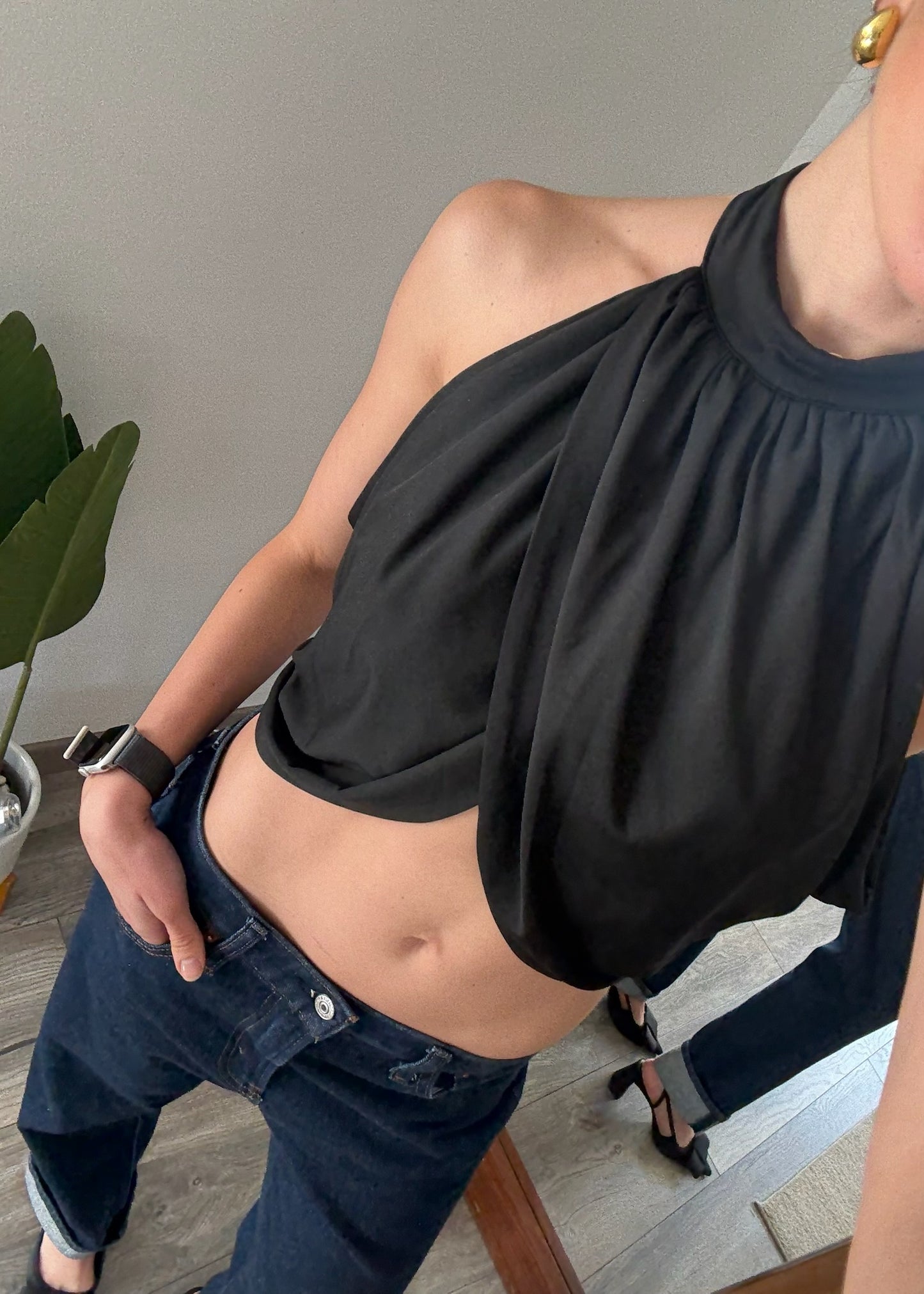 TOP HALTER NEGRO FRUNCIDO