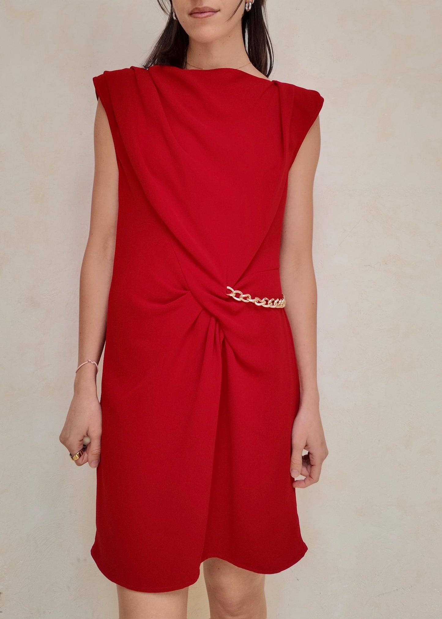 VESTIDO ROJO CON HOMBRERAS