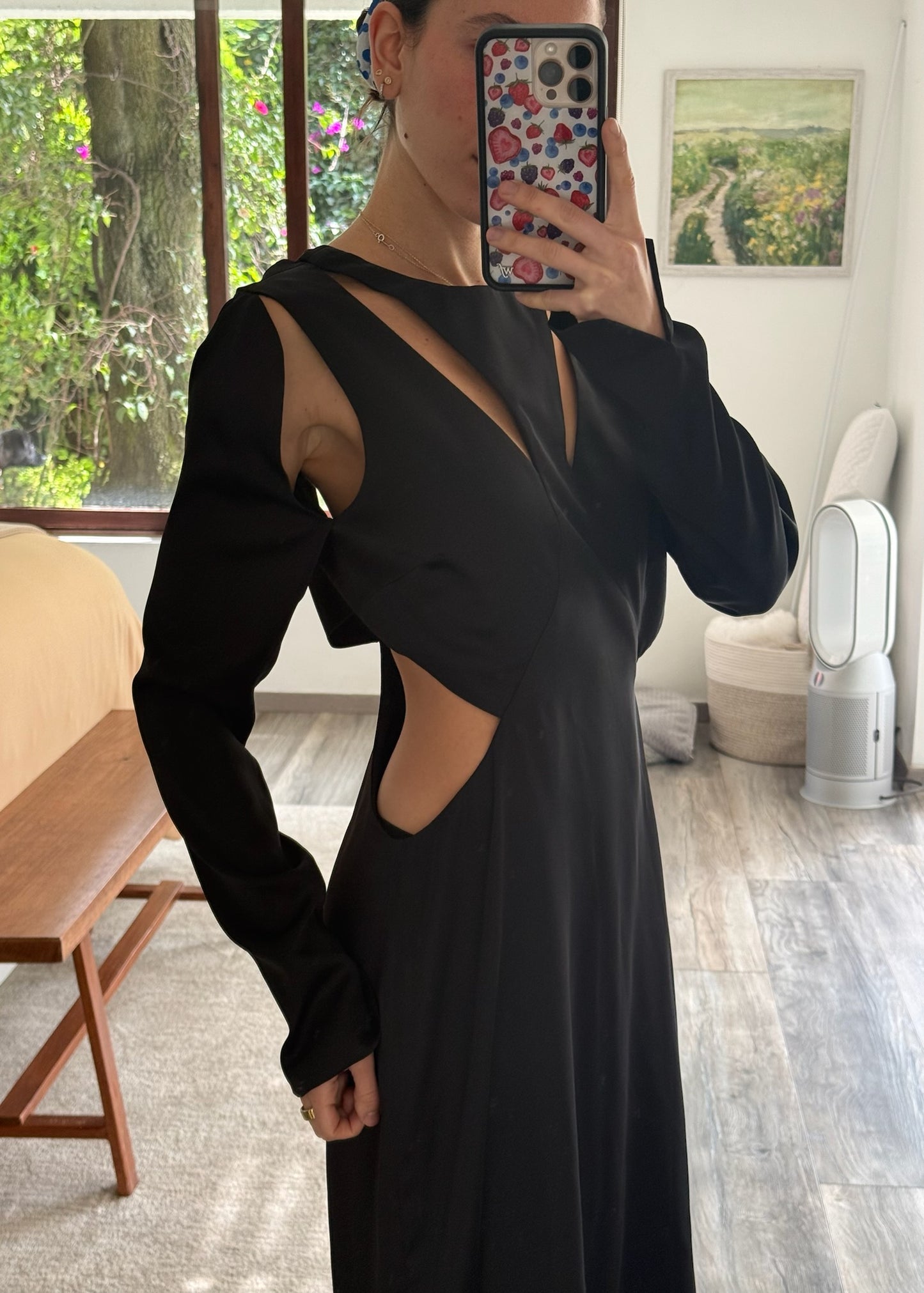 VESTIDO NEGRO CON CUT OUTS