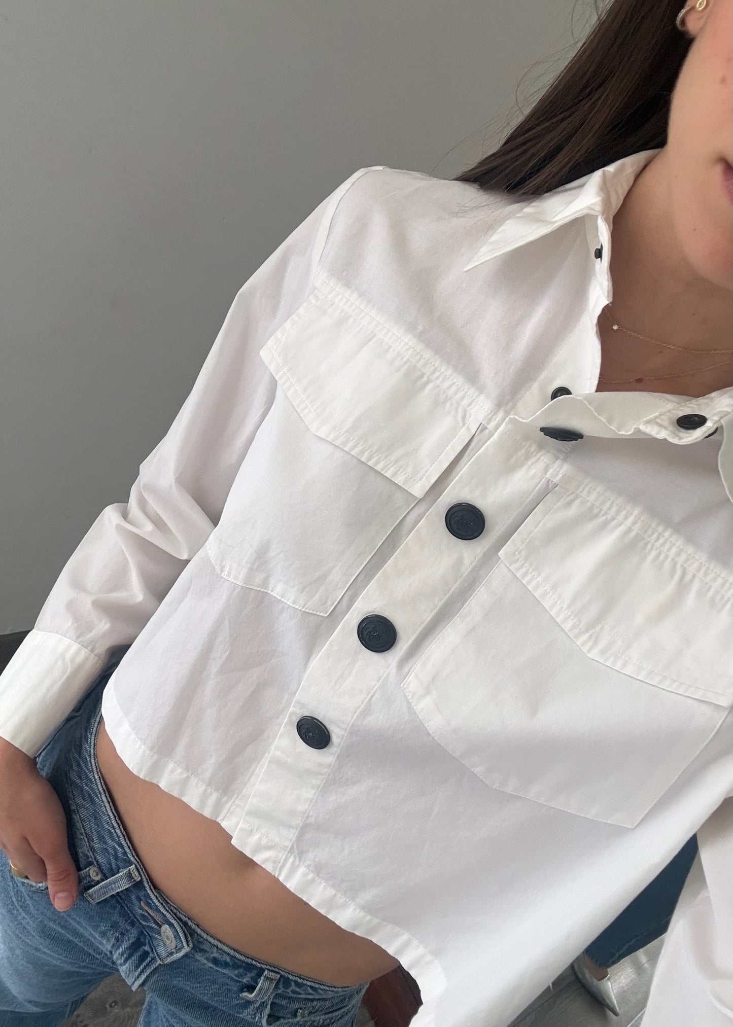CAMISA CROPPED CON BOTONES NEGROS