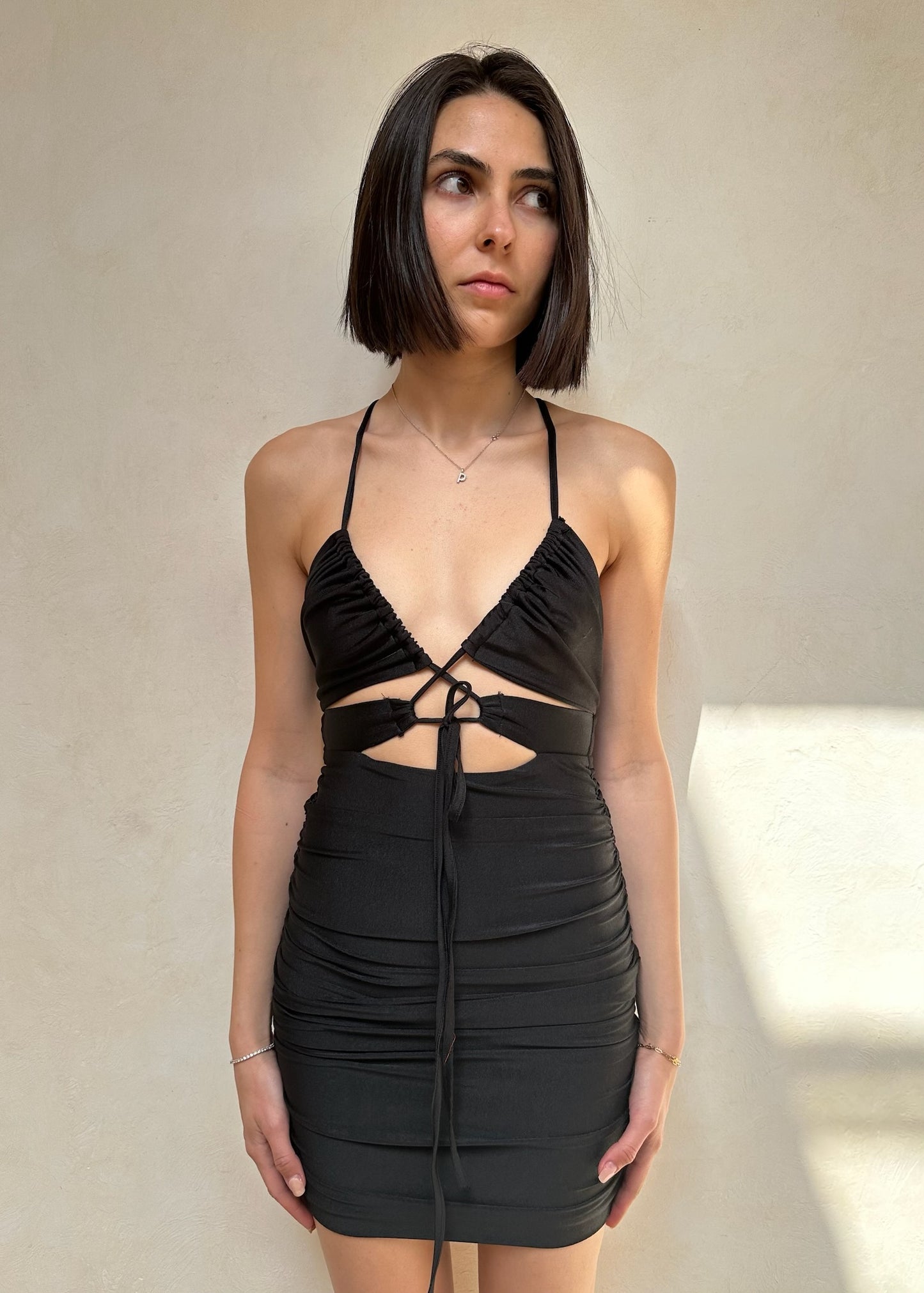 VESTIDO NEGRO FRUNCIDO CON CUT OUTS