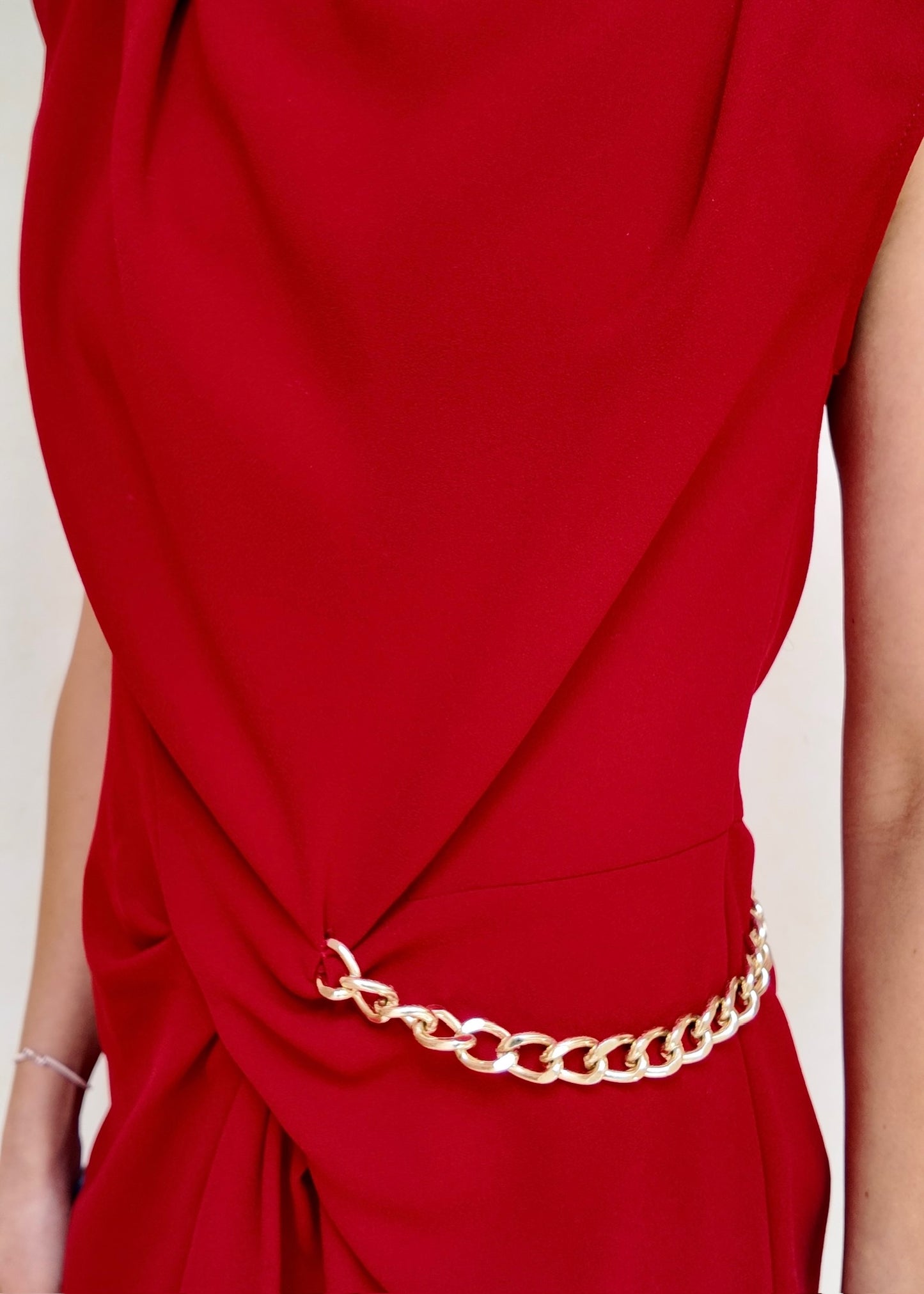 VESTIDO ROJO CON HOMBRERAS