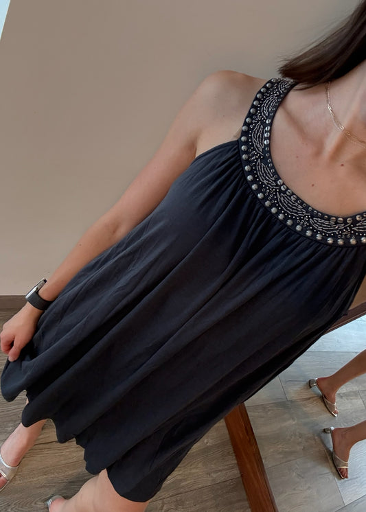 VESTIDO MINI CON CUELLO HALTER Y ESTOPEROLES