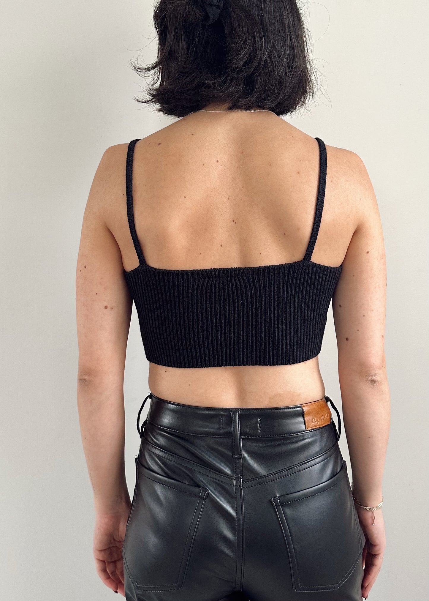 CAMI TEJIDA NEGRA CROP