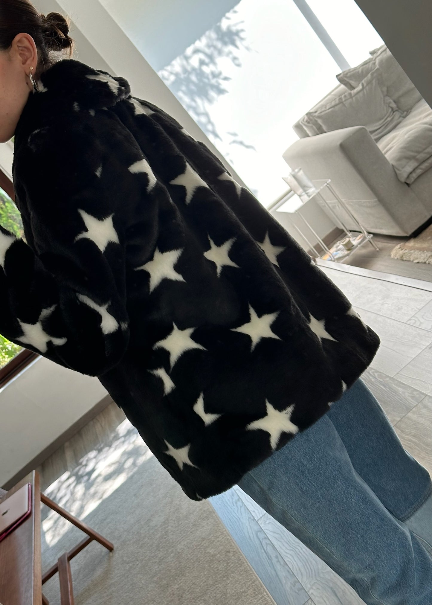 ABRIGO DE FAUX FUR CON ESTRELLAS