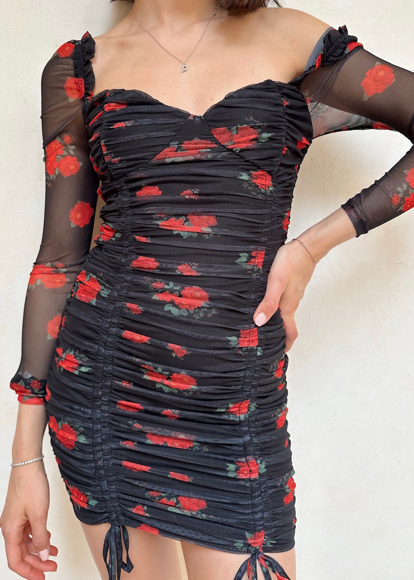 VESTIDO NEGRO MINI CON FLORES ROJAS