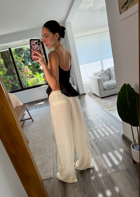 PANTALÓN DE TIPO LINO CON AGUJETAS