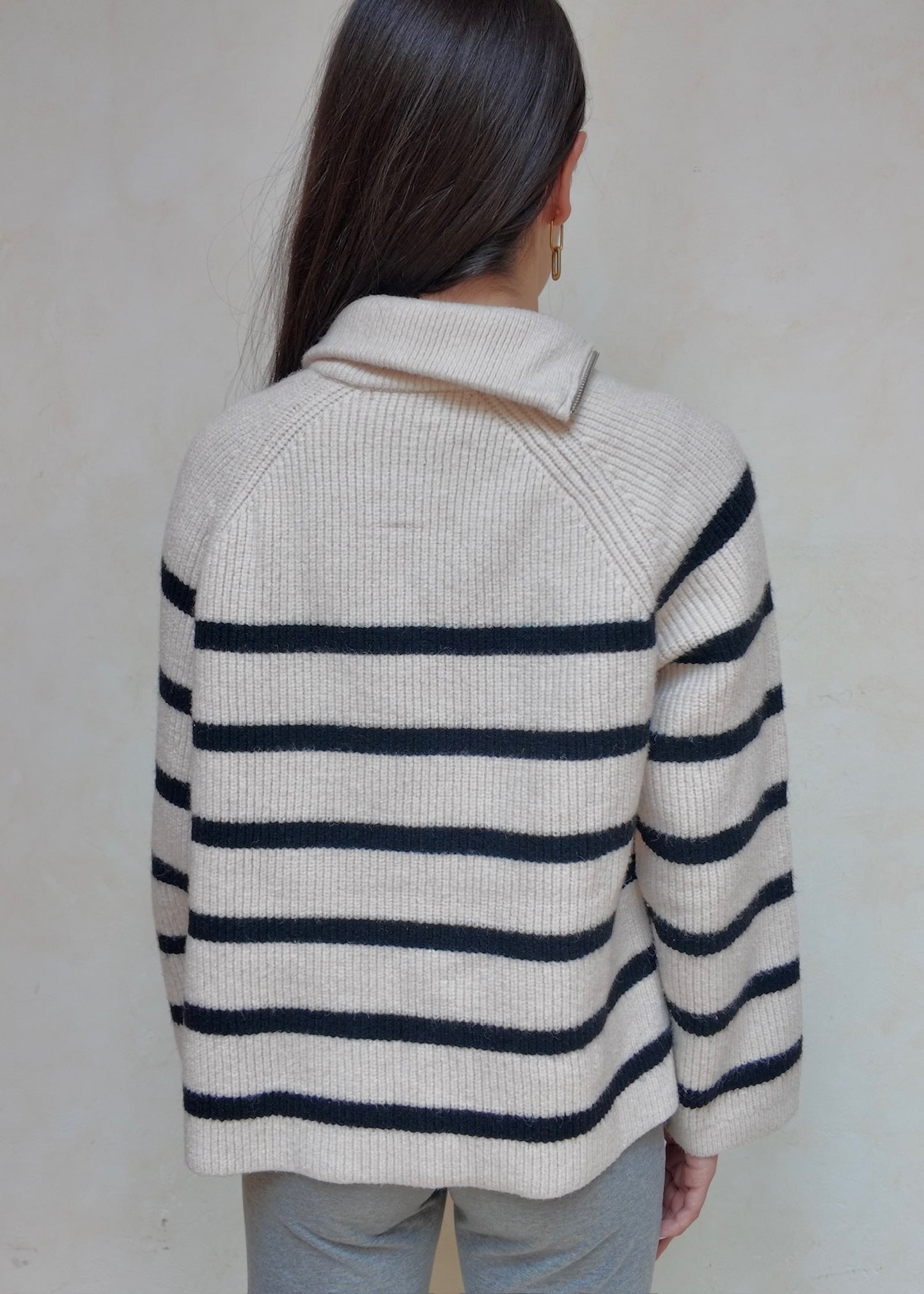 SUÉTER CON CUELLO Y RAYAS