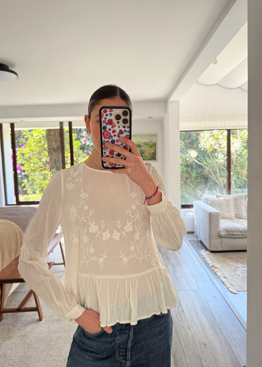 BLUSA BLANCA CON FLORES BORDADAS