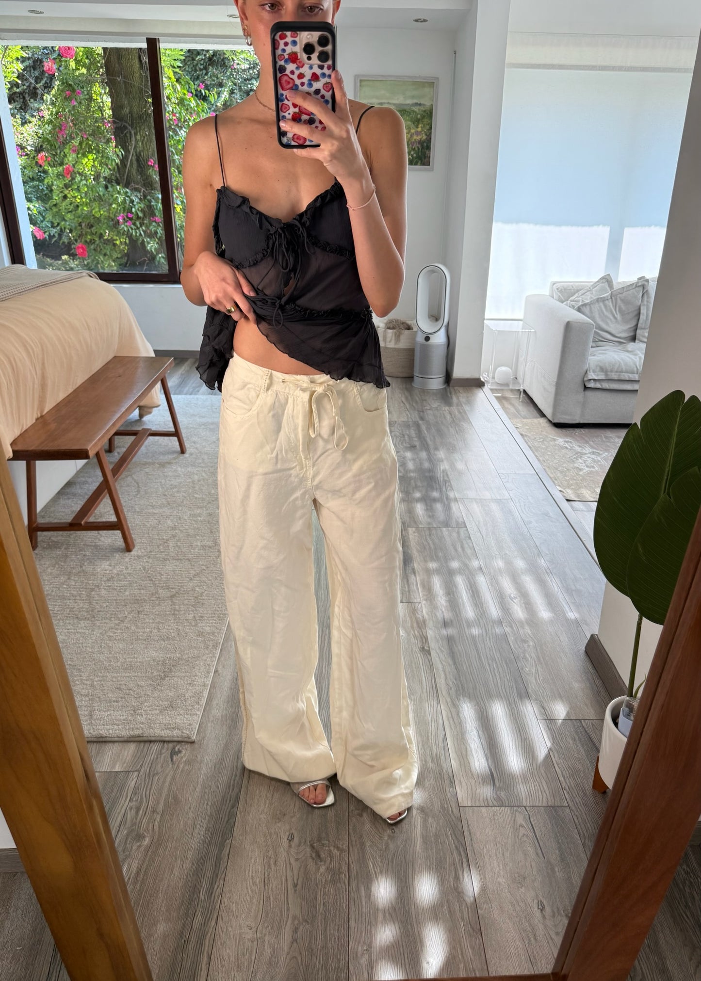 PANTALÓN DE TIPO LINO CON AGUJETAS