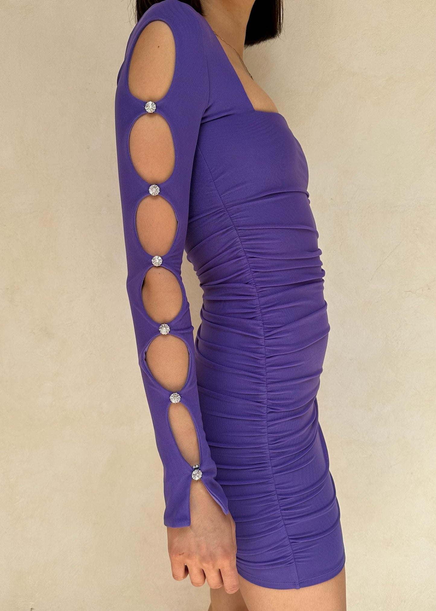 VESTIDO MORADO MINI CON CUT OUTS EN MANGAS