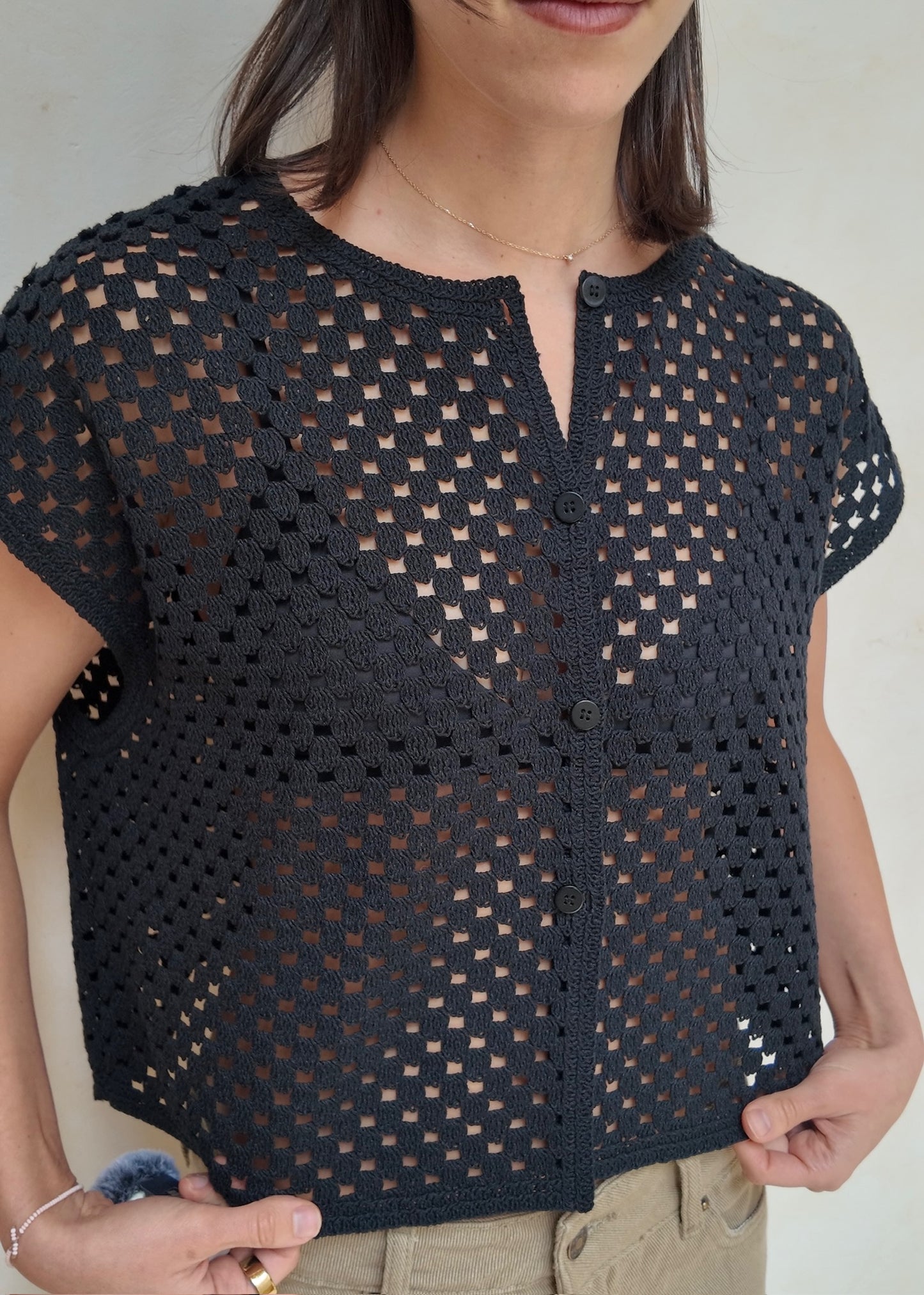 CARDIGAN NEGRO CON HOYOS