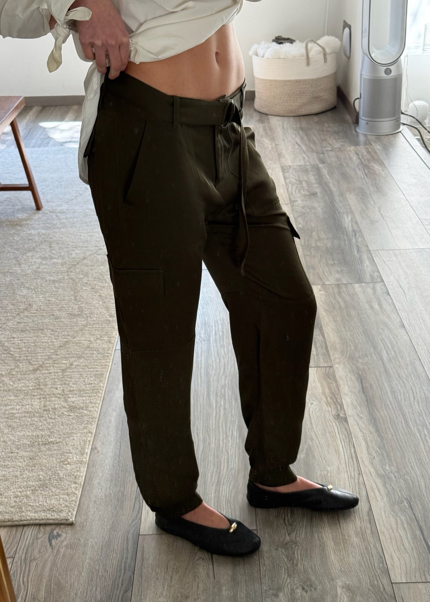 JOGGERS CON CINTURÓN VERDE MILITAR