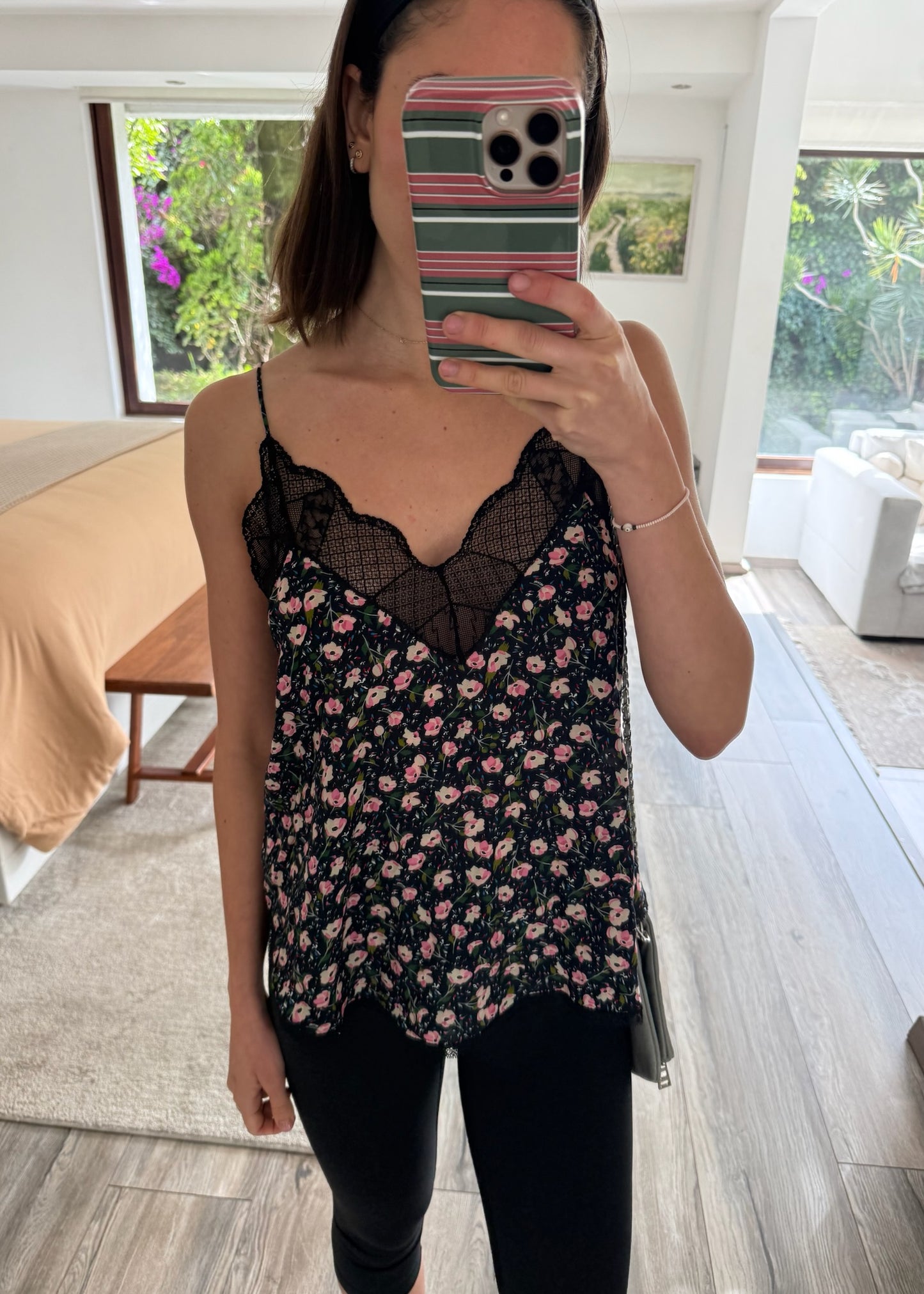 TOP CON ENCAJE FLOREADO